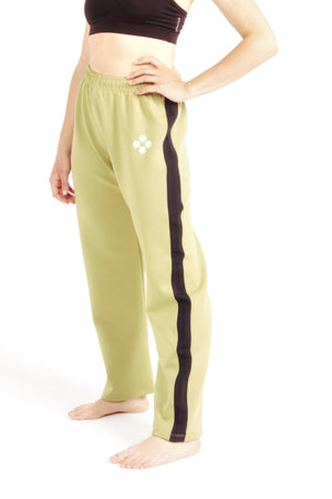 Flying Dance Pants es un pantalón de danza técnico unisex para entrenamiento de baile, danza contemporánea, acrobacia, yoga, artes marciales, pilates y cualquier disciplina vinculada al movimiento. Ideal para el trabajo de suelo, con un tejido resistente, deslizante y super absorbente. Color Caki y Negro.