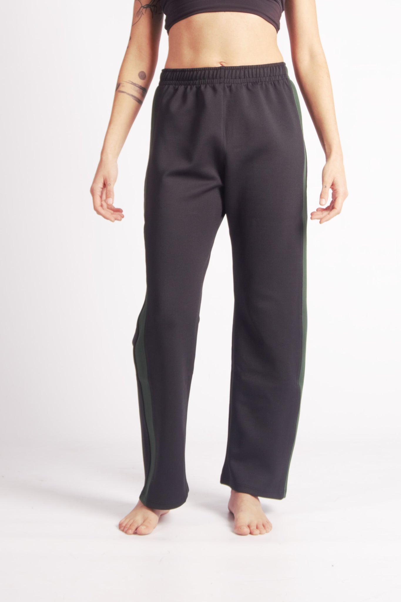 Flying Dance Pants es un pantalón de danza técnico unisex para entrenamiento de baile, danza contemporánea, acrobacia, yoga, artes marciales, pilates y cualquier disciplina vinculada al movimiento. Ideal para el trabajo de suelo, con un tejido resistente, deslizante y super absorbente. Color Negro y Verde.