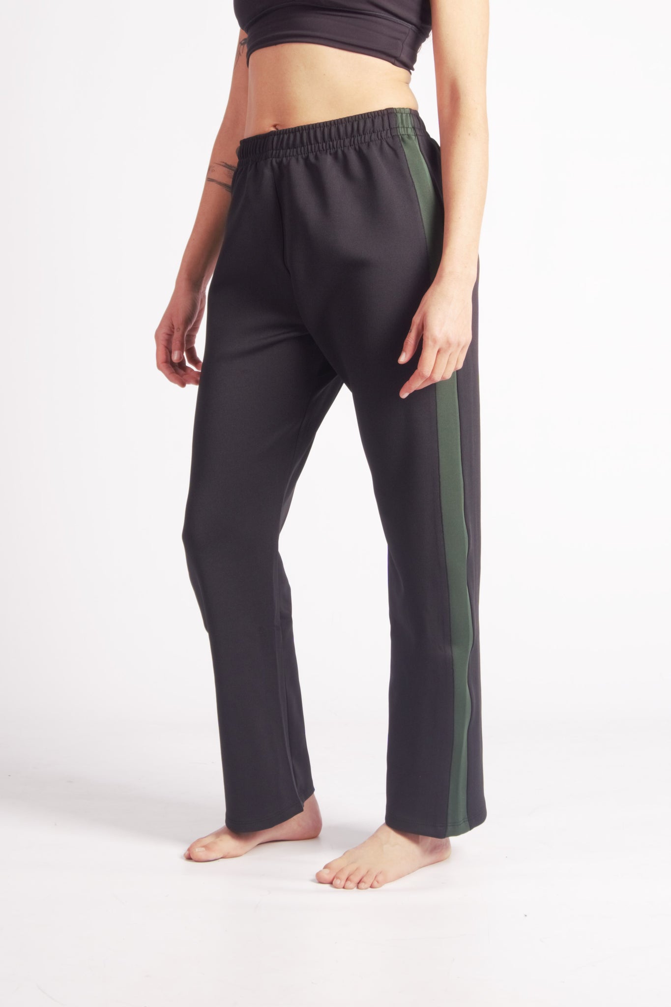 Flying Dance Pants es un pantalón de danza técnico unisex para entrenamiento de baile, danza contemporánea, acrobacia, yoga, artes marciales, pilates y cualquier disciplina vinculada al movimiento. Ideal para el trabajo de suelo, con un tejido resistente, deslizante y super absorbente. Color Negro y Verde.