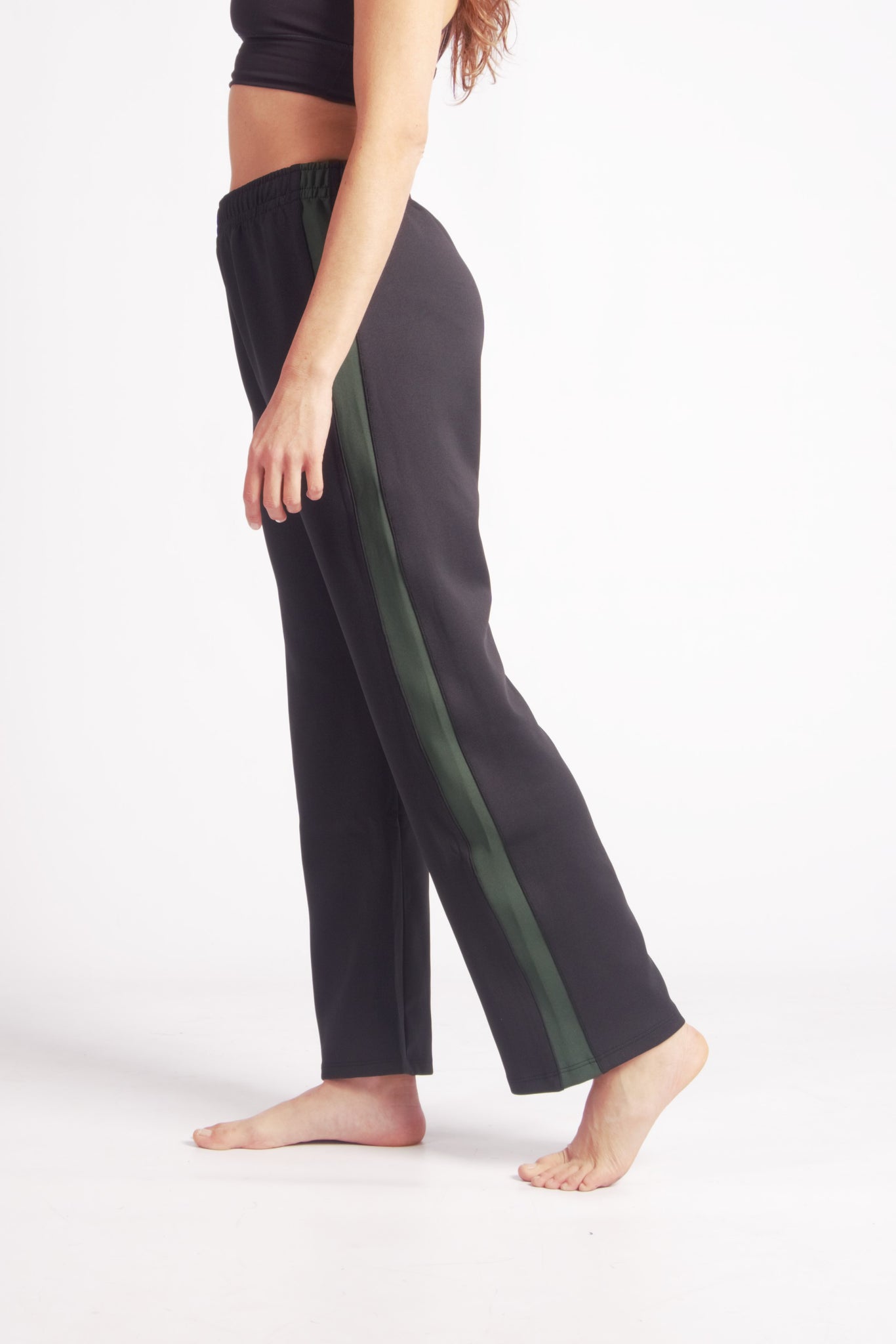 Flying Dance Pants es un pantalón de danza técnico unisex para entrenamiento de baile, danza contemporánea, acrobacia, yoga, artes marciales, pilates y cualquier disciplina vinculada al movimiento. Ideal para el trabajo de suelo, con un tejido resistente, deslizante y super absorbente. Color Negro y Verde.
