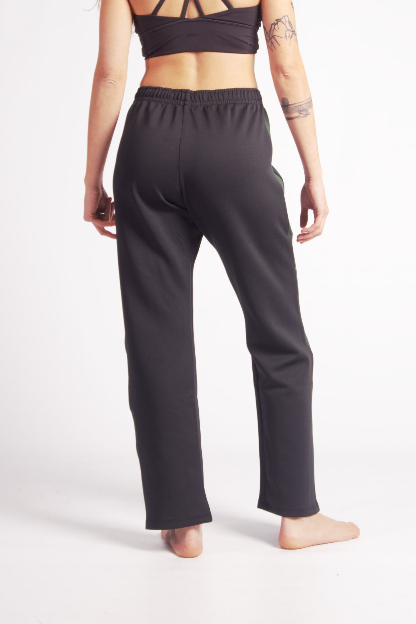 Flying Dance Pants es un pantalón de danza técnico unisex para entrenamiento de baile, danza contemporánea, acrobacia, yoga, artes marciales, pilates y cualquier disciplina vinculada al movimiento. Ideal para el trabajo de suelo, con un tejido resistente, deslizante y super absorbente. Color Negro y Verde.