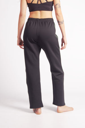 Flying Dance Pants es un pantalón de danza técnico unisex para entrenamiento de baile, danza contemporánea, acrobacia, yoga, artes marciales, pilates y cualquier disciplina vinculada al movimiento. Ideal para el trabajo de suelo, con un tejido resistente, deslizante y super absorbente. Color Negro y Verde.