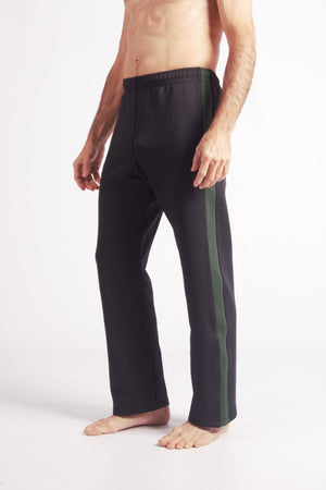 Flying Dance Pants es un pantalón de danza técnico unisex para entrenamiento de baile, danza contemporánea, acrobacia, yoga, artes marciales, pilates y cualquier disciplina vinculada al movimiento. Ideal para el trabajo de suelo, con un tejido resistente, deslizante y super absorbente. Color Negro y Verde.