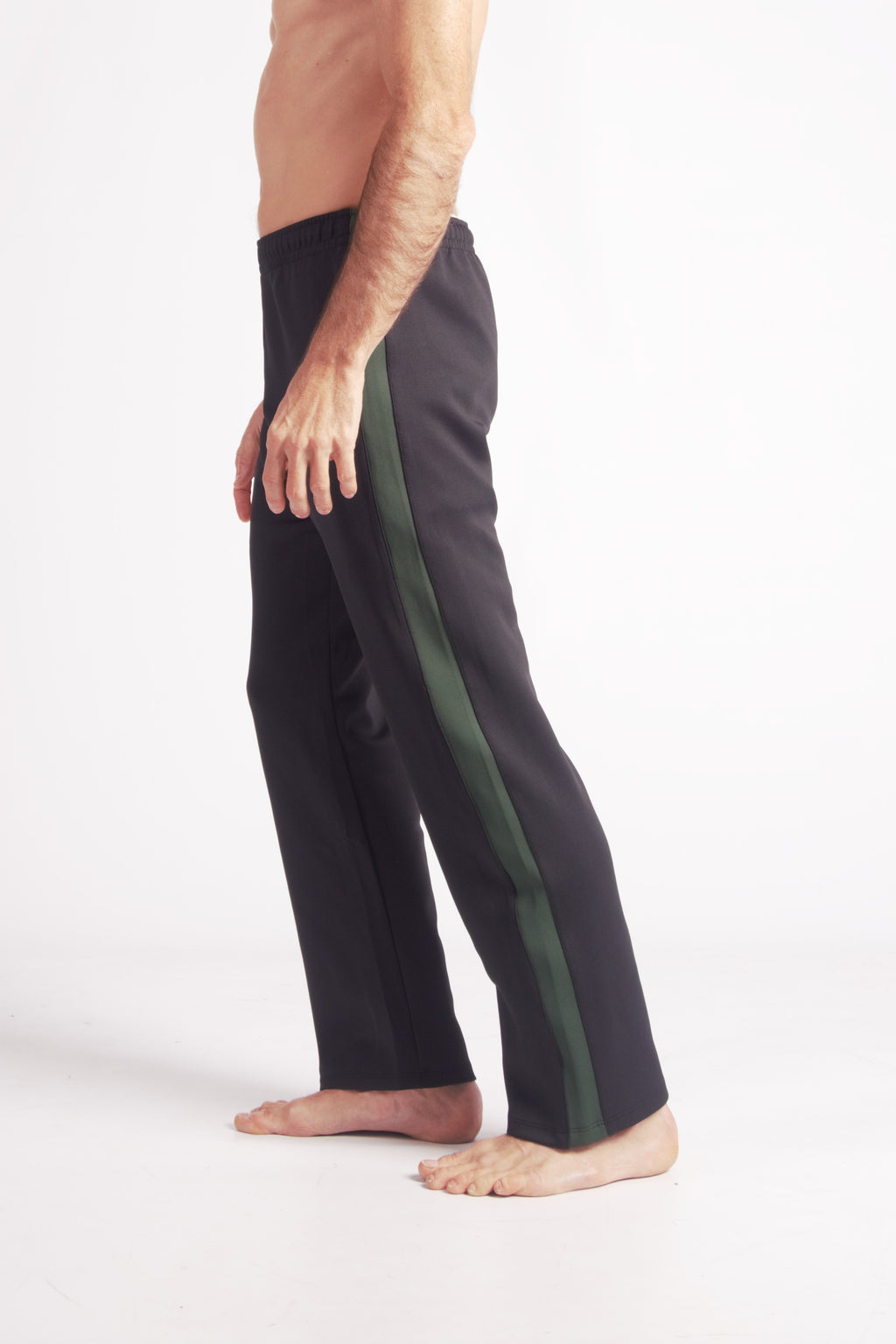 Flying Dance Pants es un pantalón de danza técnico unisex para entrenamiento de baile, danza contemporánea, acrobacia, yoga, artes marciales, pilates y cualquier disciplina vinculada al movimiento. Ideal para el trabajo de suelo, con un tejido resistente, deslizante y super absorbente. Color Negro y Verde.