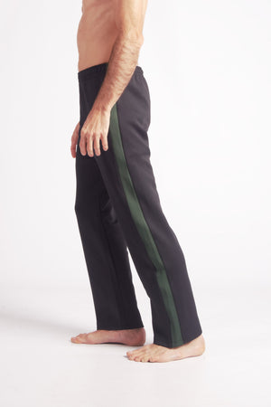 Flying Dance Pants es un pantalón de danza técnico unisex para entrenamiento de baile, danza contemporánea, acrobacia, yoga, artes marciales, pilates y cualquier disciplina vinculada al movimiento. Ideal para el trabajo de suelo, con un tejido resistente, deslizante y super absorbente. Color Negro y Verde.