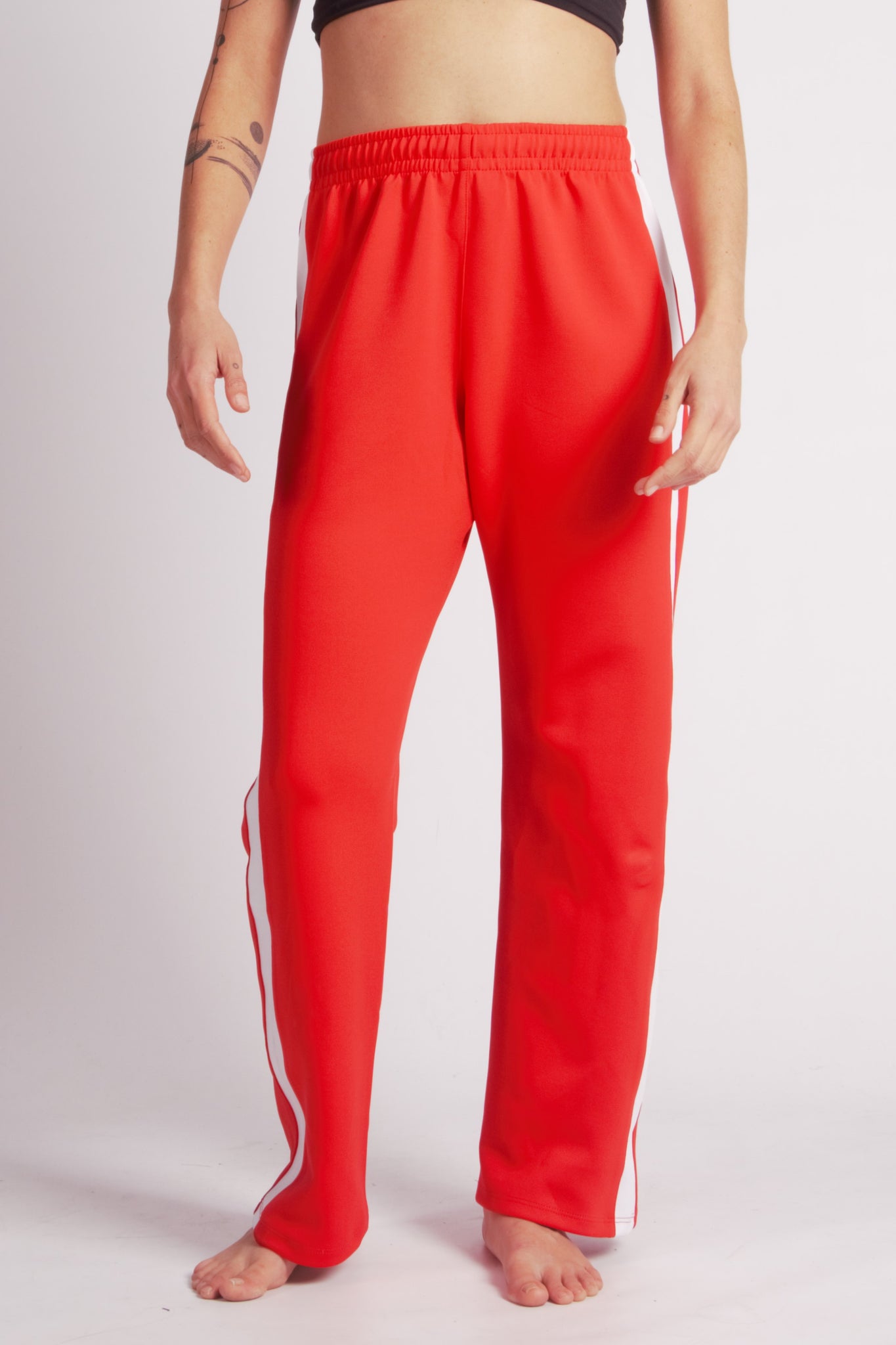 Flying Dance Pants es un pantalón de danza técnico unisex para entrenamiento de baile, danza contemporánea, acrobacia, yoga, artes marciales, pilates y cualquier disciplina vinculada al movimiento. Ideal para el trabajo de suelo, con un tejido resistente, deslizante y super absorbente. Color Rojo y Blanco