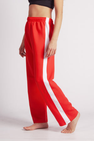 Flying Dance Pants es un pantalón de danza técnico unisex para entrenamiento de baile, danza contemporánea, acrobacia, yoga, artes marciales, pilates y cualquier disciplina vinculada al movimiento. Ideal para el trabajo de suelo, con un tejido resistente, deslizante y super absorbente. Color Rojo y Blanco