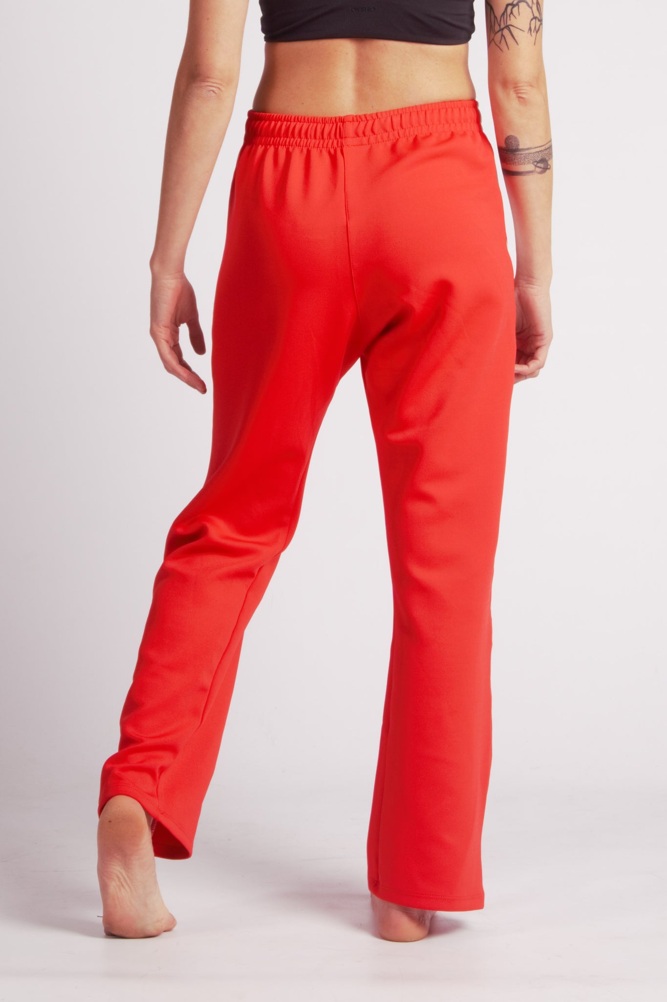 Flying Dance Pants es un pantalón de danza técnico unisex para entrenamiento de baile, danza contemporánea, acrobacia, yoga, artes marciales, pilates y cualquier disciplina vinculada al movimiento. Ideal para el trabajo de suelo, con un tejido resistente, deslizante y super absorbente. Color Rojo y Blanco