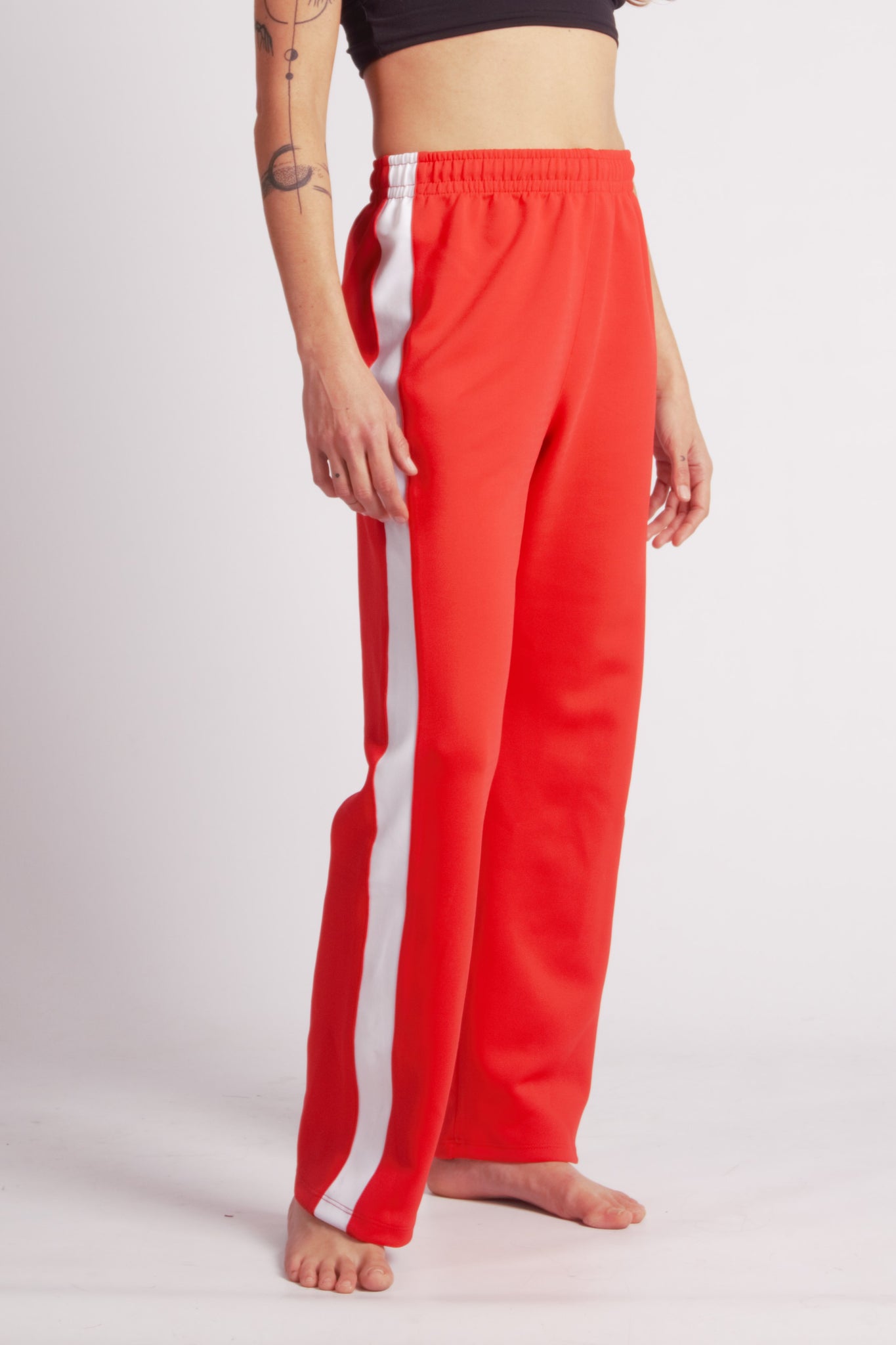Flying Dance Pants es un pantalón de danza técnico unisex para entrenamiento de baile, danza contemporánea, acrobacia, yoga, artes marciales, pilates y cualquier disciplina vinculada al movimiento. Ideal para el trabajo de suelo, con un tejido resistente, deslizante y super absorbente. Color Rojo y Blanco