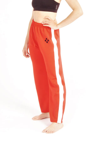 Flying Dance Pants es un pantalón de danza técnico unisex para entrenamiento de baile, danza contemporánea, acrobacia, yoga, artes marciales, pilates y cualquier disciplina vinculada al movimiento. Ideal para el trabajo de suelo, con un tejido resistente, deslizante y super absorbente. Color Rojo y Blanco