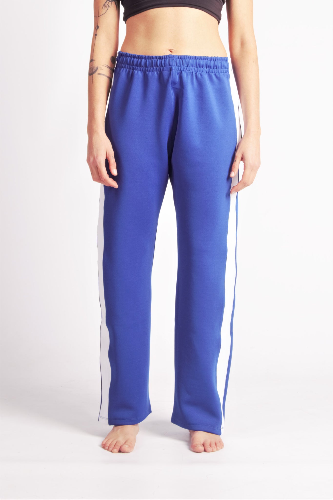 Flying Dance Pants es un pantalón de danza técnico unisex para entrenamiento de baile, danza contemporánea, acrobacia, yoga, artes marciales, pilates y cualquier disciplina vinculada al movimiento. Ideal para el trabajo de suelo, con un tejido resistente, deslizante y super absorbente. Color Azul y Blanco