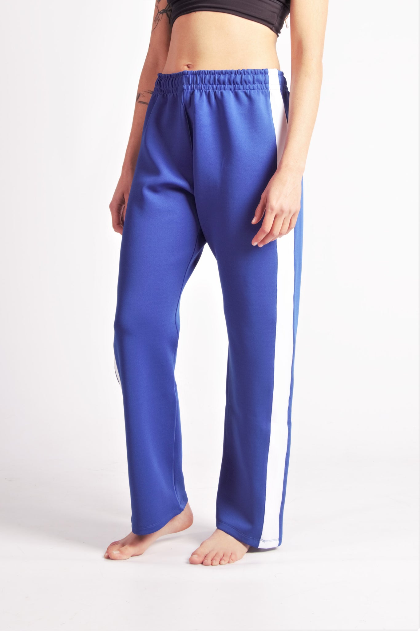 Flying Dance Pants es un pantalón de danza técnico unisex para entrenamiento de baile, danza contemporánea, acrobacia, yoga, artes marciales, pilates y cualquier disciplina vinculada al movimiento. Ideal para el trabajo de suelo, con un tejido resistente, deslizante y super absorbente. Color Azul y Blanco