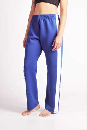 Flying Dance Pants es un pantalón de danza técnico unisex para entrenamiento de baile, danza contemporánea, acrobacia, yoga, artes marciales, pilates y cualquier disciplina vinculada al movimiento. Ideal para el trabajo de suelo, con un tejido resistente, deslizante y super absorbente. Color Azul y Blanco