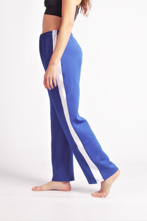 Flying Dance Pants es un pantalón de danza técnico unisex para entrenamiento de baile, danza contemporánea, acrobacia, yoga, artes marciales, pilates y cualquier disciplina vinculada al movimiento. Ideal para el trabajo de suelo, con un tejido resistente, deslizante y super absorbente. Color Azul y Blanco