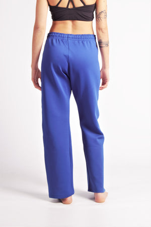 Flying Dance Pants es un pantalón de danza técnico unisex para entrenamiento de baile, danza contemporánea, acrobacia, yoga, artes marciales, pilates y cualquier disciplina vinculada al movimiento. Ideal para el trabajo de suelo, con un tejido resistente, deslizante y super absorbente. Color Azul y Blanco