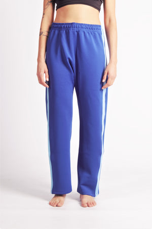 Flying Dance Pants es un pantalón de danza técnico unisex para entrenamiento de baile, danza contemporánea, acrobacia, yoga, artes marciales, pilates y cualquier disciplina vinculada al movimiento. Ideal para el trabajo de suelo, con un tejido resistente, deslizante y super absorbente. Color Azul y Celeste