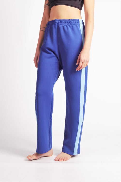 Flying Dance Pants es un pantalón de danza técnico unisex para entrenamiento de baile, danza contemporánea, acrobacia, yoga, artes marciales, pilates y cualquier disciplina vinculada al movimiento. Ideal para el trabajo de suelo, con un tejido resistente, deslizante y super absorbente. Color Azul y Celeste