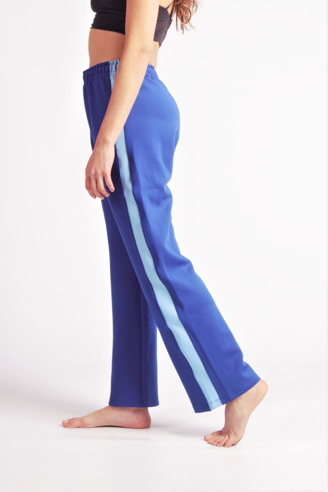Flying Dance Pants es un pantalón de danza técnico unisex para entrenamiento de baile, danza contemporánea, acrobacia, yoga, artes marciales, pilates y cualquier disciplina vinculada al movimiento. Ideal para el trabajo de suelo, con un tejido resistente, deslizante y super absorbente. Color Azul y Celeste