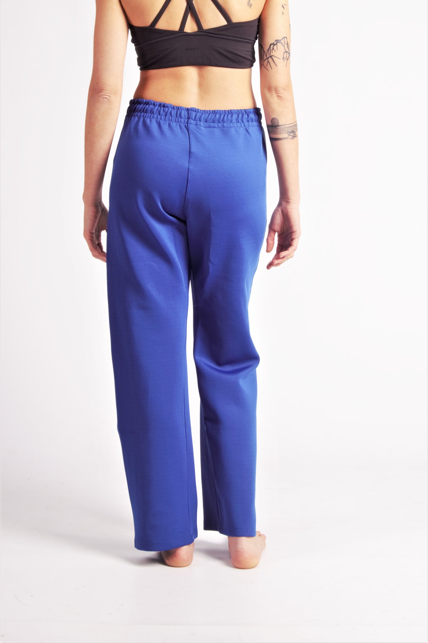 Flying Dance Pants es un pantalón de danza técnico unisex para entrenamiento de baile, danza contemporánea, acrobacia, yoga, artes marciales, pilates y cualquier disciplina vinculada al movimiento. Ideal para el trabajo de suelo, con un tejido resistente, deslizante y super absorbente. Color Azul y Celeste