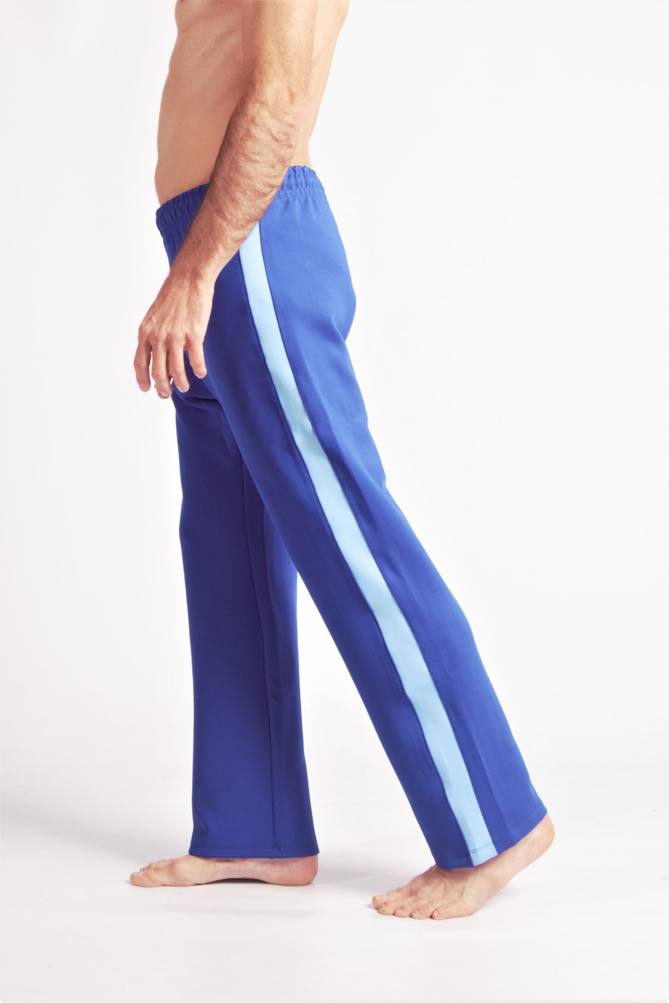 Flying Dance Pants es un pantalón de danza técnico unisex para entrenamiento de baile, danza contemporánea, acrobacia, yoga, artes marciales, pilates y cualquier disciplina vinculada al movimiento. Ideal para el trabajo de suelo, con un tejido resistente, deslizante y super absorbente. Color Azul y Celeste