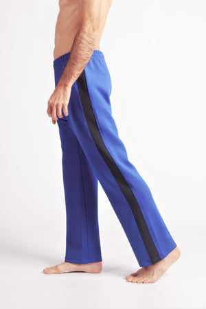 Flying Dance Pants es un pantalón de danza técnico unisex para entrenamiento de baile, danza contemporánea, acrobacia, yoga, artes marciales, pilates y cualquier disciplina vinculada al movimiento. Ideal para el trabajo de suelo, con un tejido resistente, deslizante y super absorbente. Color Azul y Negro.