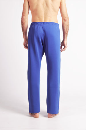 Flying Dance Pants es un pantalón de danza técnico unisex para entrenamiento de baile, danza contemporánea, acrobacia, yoga, artes marciales, pilates y cualquier disciplina vinculada al movimiento. Ideal para el trabajo de suelo, con un tejido resistente, deslizante y super absorbente. Color Azul y Negro.