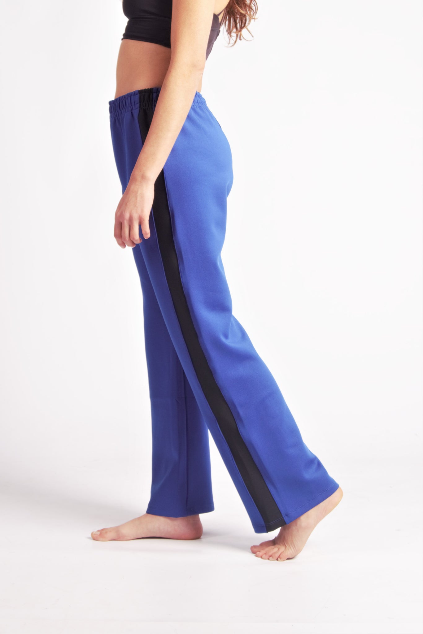 Flying Dance Pants es un pantalón de danza técnico unisex para entrenamiento de baile, danza contemporánea, acrobacia, yoga, artes marciales, pilates y cualquier disciplina vinculada al movimiento. Ideal para el trabajo de suelo, con un tejido resistente, deslizante y super absorbente. Color Azul y Negro.