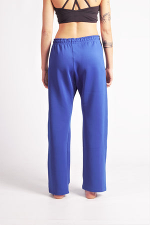 Flying Dance Pants es un pantalón de danza técnico unisex para entrenamiento de baile, danza contemporánea, acrobacia, yoga, artes marciales, pilates y cualquier disciplina vinculada al movimiento. Ideal para el trabajo de suelo, con un tejido resistente, deslizante y super absorbente. Color Azul y Negro.