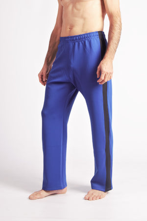 Flying Dance Pants es un pantalón de danza técnico unisex para entrenamiento de baile, danza contemporánea, acrobacia, yoga, artes marciales, pilates y cualquier disciplina vinculada al movimiento. Ideal para el trabajo de suelo, con un tejido resistente, deslizante y super absorbente. Color Azul y Negro.