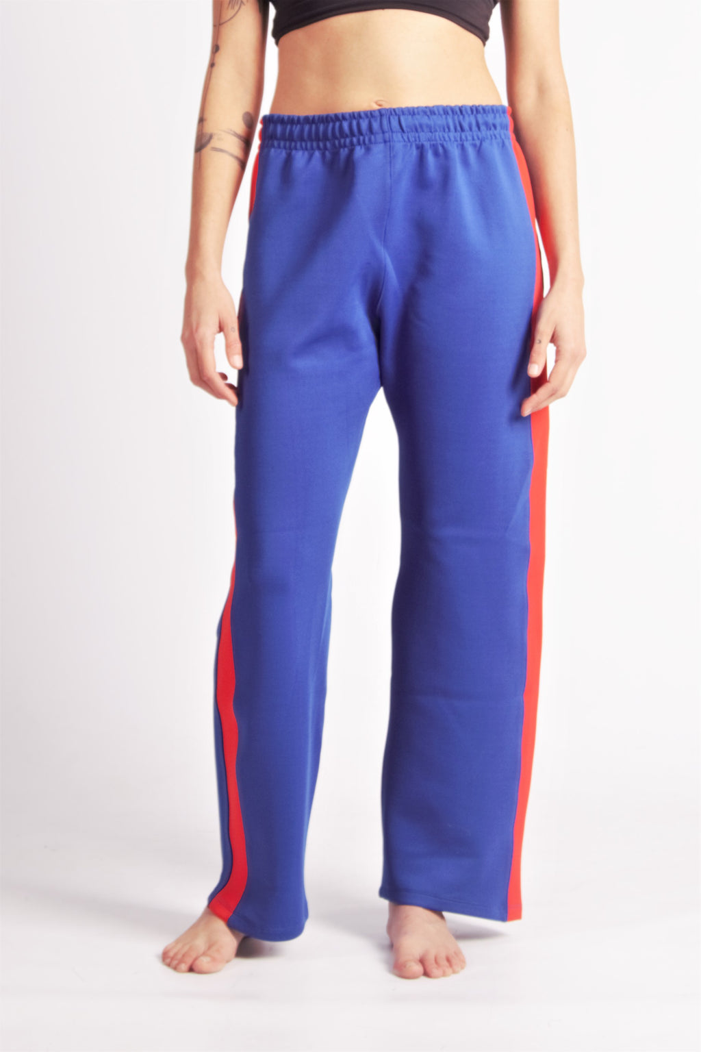 Flying Dance Pants es un pantalón de danza técnico unisex para entrenamiento de baile, danza contemporánea, acrobacia, yoga, artes marciales, pilates y cualquier disciplina vinculada al movimiento. Ideal para el trabajo de suelo, con un tejido resistente, deslizante y super absorbente. Color Azul y Rojo.