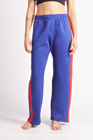 Flying Dance Pants es un pantalón de danza técnico unisex para entrenamiento de baile, danza contemporánea, acrobacia, yoga, artes marciales, pilates y cualquier disciplina vinculada al movimiento. Ideal para el trabajo de suelo, con un tejido resistente, deslizante y super absorbente. Color Azul y Rojo.