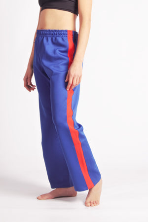 Flying Dance Pants es un pantalón de danza técnico unisex para entrenamiento de baile, danza contemporánea, acrobacia, yoga, artes marciales, pilates y cualquier disciplina vinculada al movimiento. Ideal para el trabajo de suelo, con un tejido resistente, deslizante y super absorbente. Color Azul y Rojo.