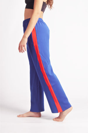 Flying Dance Pants es un pantalón de danza técnico unisex para entrenamiento de baile, danza contemporánea, acrobacia, yoga, artes marciales, pilates y cualquier disciplina vinculada al movimiento. Ideal para el trabajo de suelo, con un tejido resistente, deslizante y super absorbente. Color Azul y Rojo.