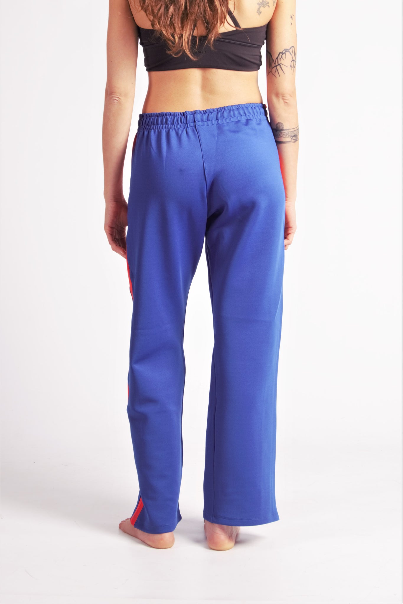 Flying Dance Pants es un pantalón de danza técnico unisex para entrenamiento de baile, danza contemporánea, acrobacia, yoga, artes marciales, pilates y cualquier disciplina vinculada al movimiento. Ideal para el trabajo de suelo, con un tejido resistente, deslizante y super absorbente. Color Azul y Rojo.