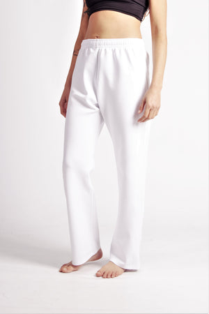 Flying Dance Pants es un pantalón de danza técnico unisex para entrenamiento de baile, danza contemporánea, acrobacia, yoga, artes marciales, pilates y cualquier disciplina vinculada al movimiento. Ideal para el trabajo de suelo, con un tejido resistente, deslizante y super absorbente. Color Blanco y Blanco