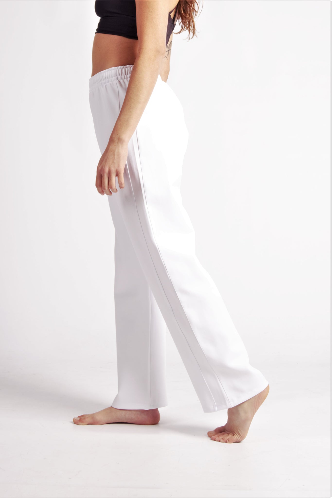 Flying Dance Pants es un pantalón de danza técnico unisex para entrenamiento de baile, danza contemporánea, acrobacia, yoga, artes marciales, pilates y cualquier disciplina vinculada al movimiento. Ideal para el trabajo de suelo, con un tejido resistente, deslizante y super absorbente. Color Blanco y Blanco