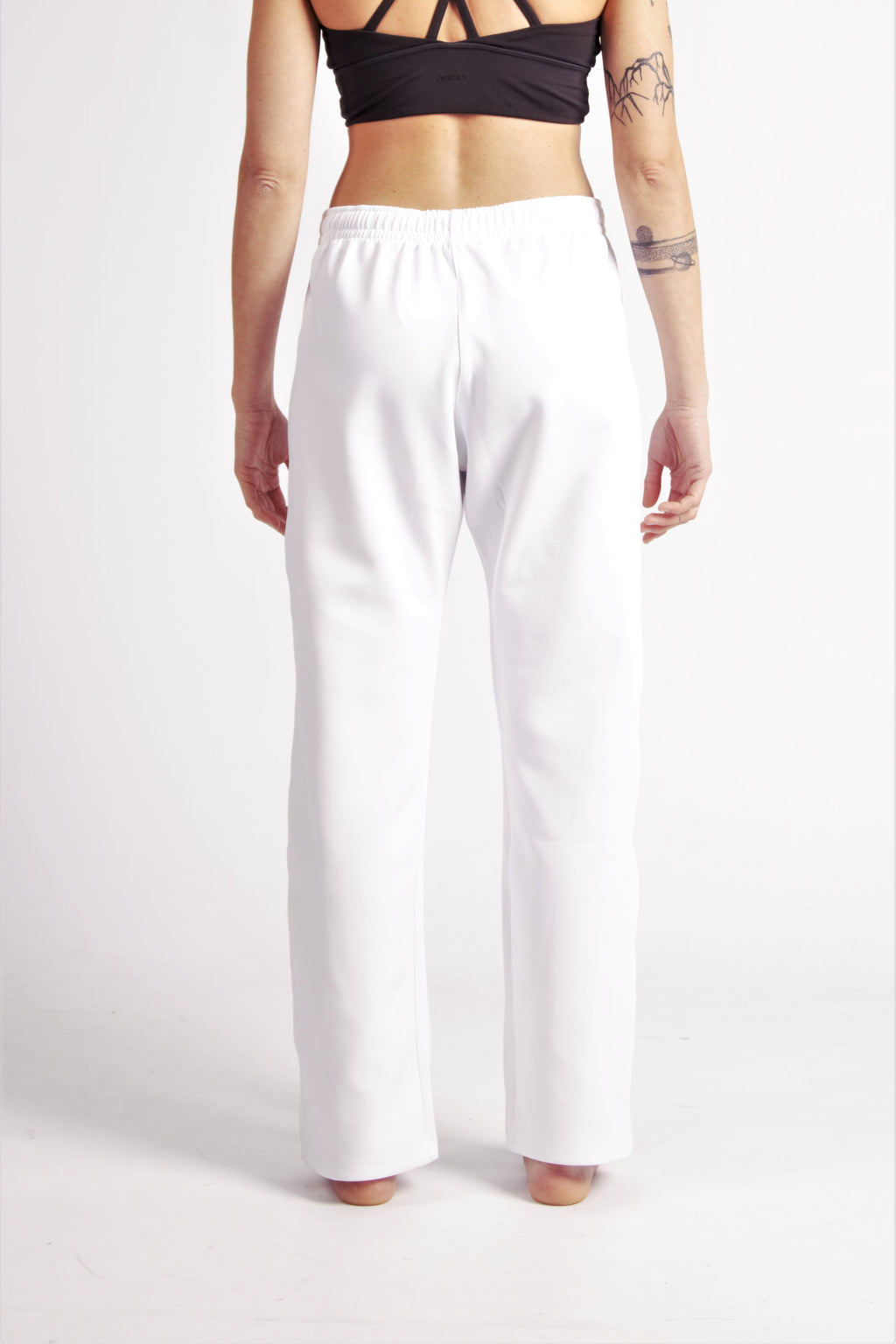 Flying Dance Pants es un pantalón de danza técnico unisex para entrenamiento de baile, danza contemporánea, acrobacia, yoga, artes marciales, pilates y cualquier disciplina vinculada al movimiento. Ideal para el trabajo de suelo, con un tejido resistente, deslizante y super absorbente. Color Blanco y Blanco