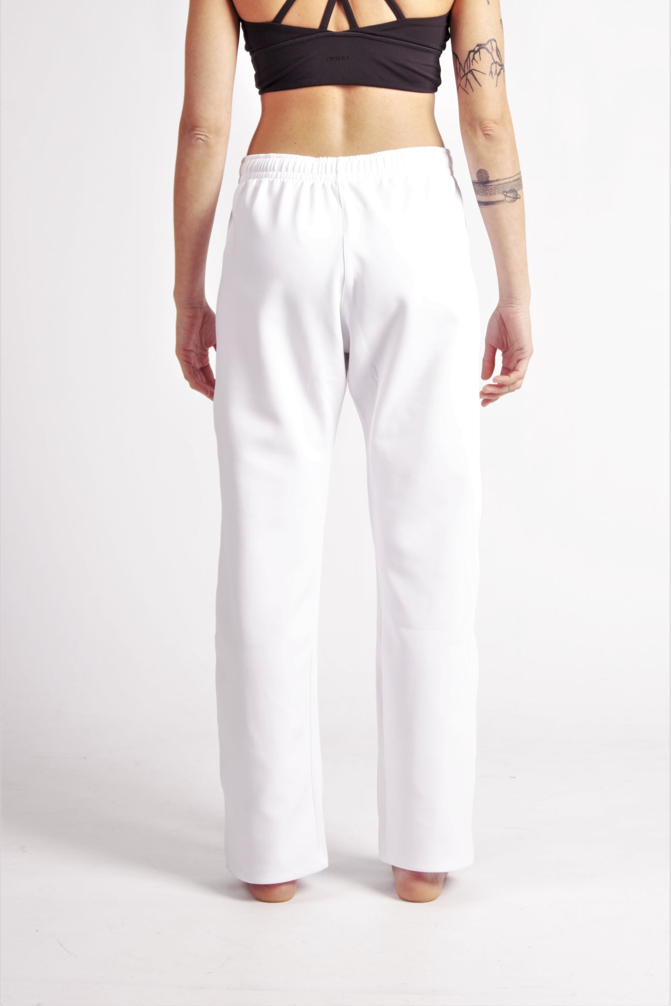 Flying Dance Pants es un pantalón de danza técnico unisex para entrenamiento de baile, danza contemporánea, acrobacia, yoga, artes marciales, pilates y cualquier disciplina vinculada al movimiento. Ideal para el trabajo de suelo, con un tejido resistente, deslizante y super absorbente. Color Blanco y Blanco