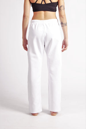 Flying Dance Pants es un pantalón de danza técnico unisex para entrenamiento de baile, danza contemporánea, acrobacia, yoga, artes marciales, pilates y cualquier disciplina vinculada al movimiento. Ideal para el trabajo de suelo, con un tejido resistente, deslizante y super absorbente. Color Blanco y Blanco