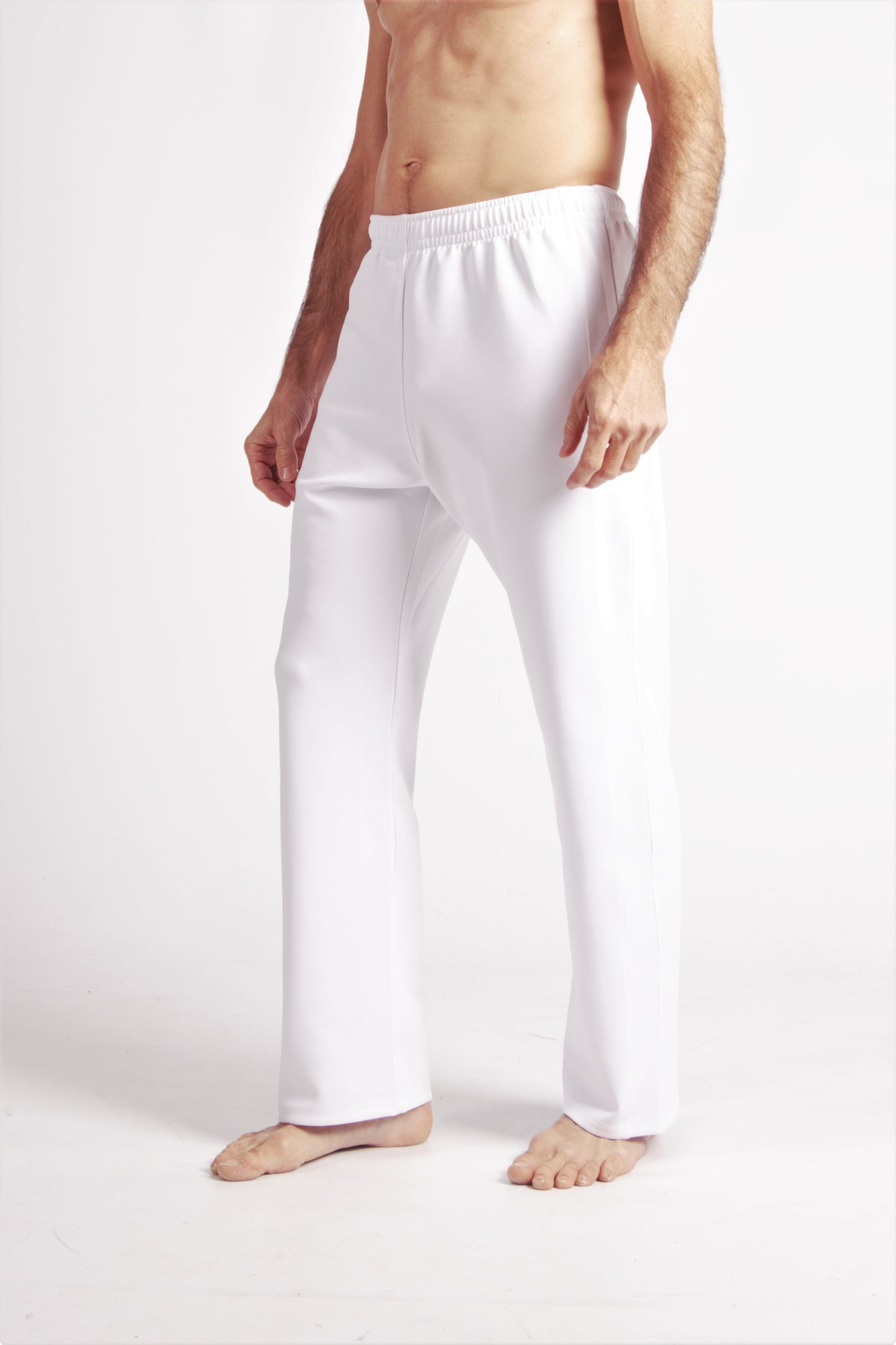 Flying Dance Pants es un pantalón de danza técnico unisex para entrenamiento de baile, danza contemporánea, acrobacia, yoga, artes marciales, pilates y cualquier disciplina vinculada al movimiento. Ideal para el trabajo de suelo, con un tejido resistente, deslizante y super absorbente. Color Blanco y Blanco