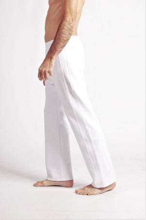 Flying Dance Pants es un pantalón de danza técnico unisex para entrenamiento de baile, danza contemporánea, acrobacia, yoga, artes marciales, pilates y cualquier disciplina vinculada al movimiento. Ideal para el trabajo de suelo, con un tejido resistente, deslizante y super absorbente. Color Blanco y Blanco