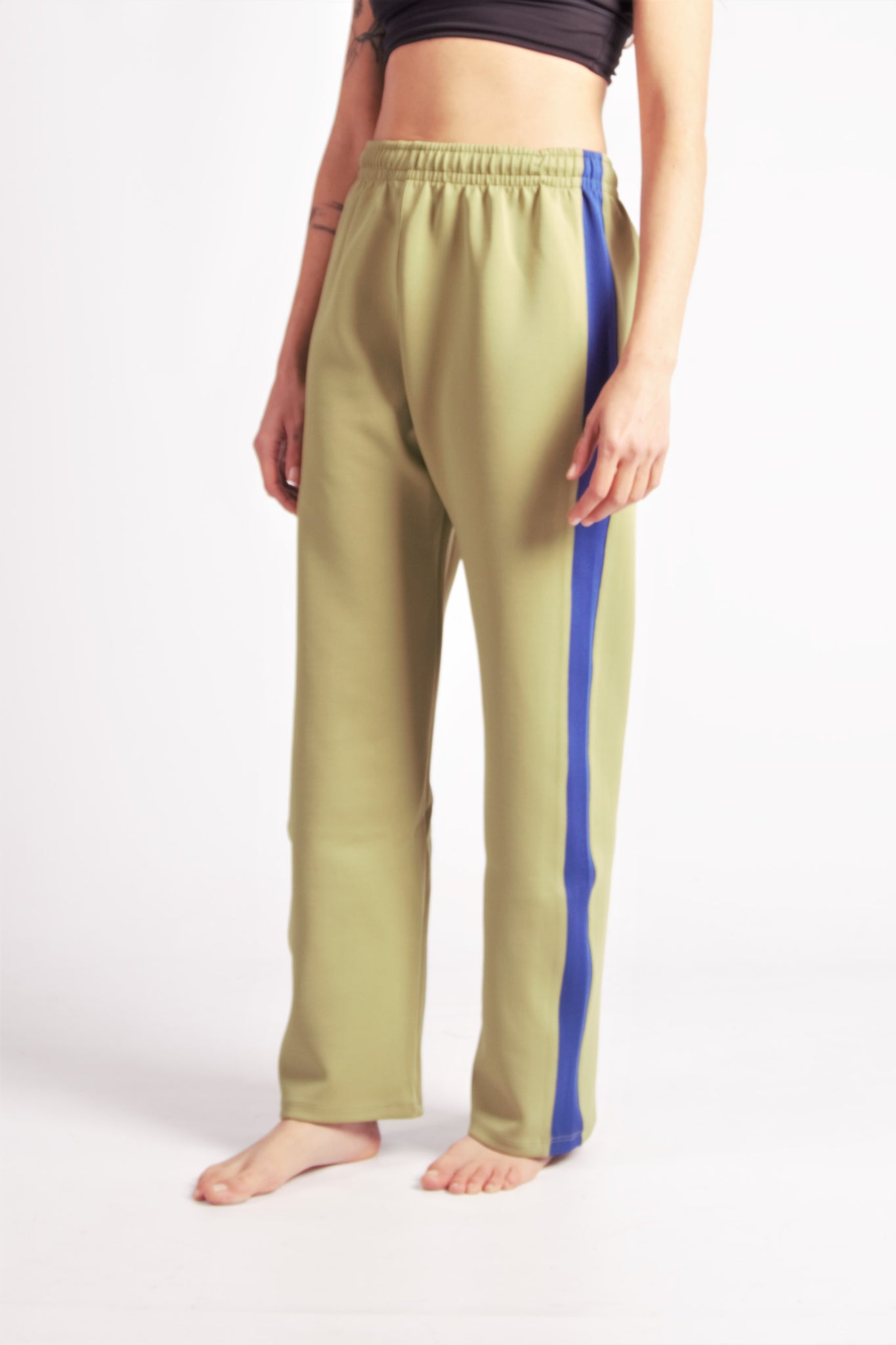 Flying Dance Pants es un pantalón de danza técnico unisex para entrenamiento de baile, danza contemporánea, acrobacia, yoga, artes marciales, pilates y cualquier disciplina vinculada al movimiento. Ideal para el trabajo de suelo, con un tejido resistente, deslizante y super absorbente. Color Caki y Azul.