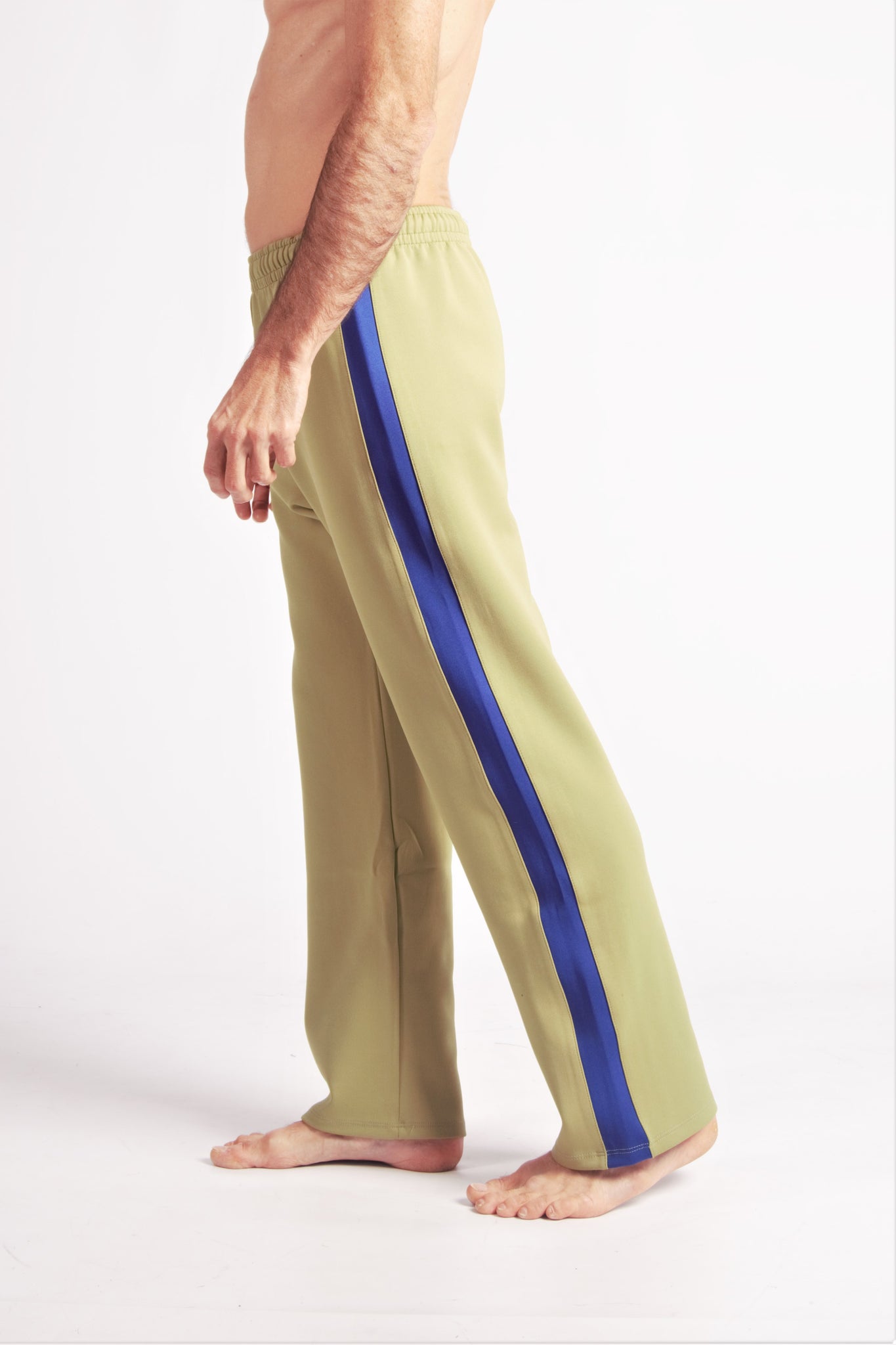 Flying Dance Pants es un pantalón de danza técnico unisex para entrenamiento de baile, danza contemporánea, acrobacia, yoga, artes marciales, pilates y cualquier disciplina vinculada al movimiento. Ideal para el trabajo de suelo, con un tejido resistente, deslizante y super absorbente. Color Caki y Azul.