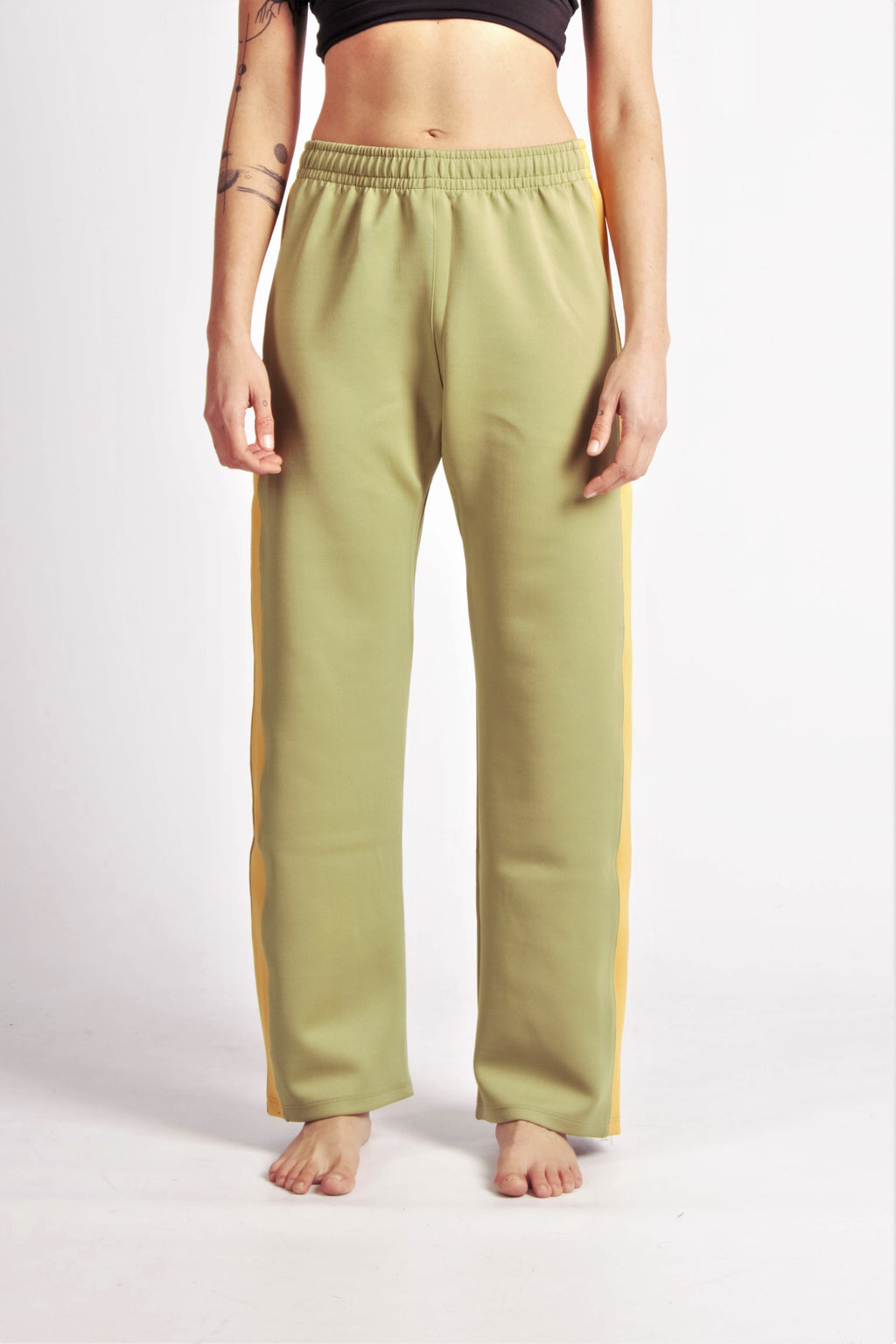 Flying Dance Pants es un pantalón de danza técnico unisex para entrenamiento de baile, danza contemporánea, acrobacia, yoga, artes marciales, pilates y cualquier disciplina vinculada al movimiento. Ideal para el trabajo de suelo, con un tejido resistente, deslizante y super absorbente. Color Caki y Mostaza.