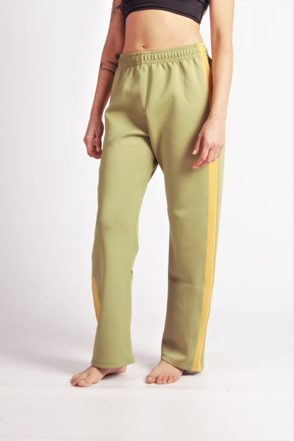 Flying Dance Pants es un pantalón de danza técnico unisex para entrenamiento de baile, danza contemporánea, acrobacia, yoga, artes marciales, pilates y cualquier disciplina vinculada al movimiento. Ideal para el trabajo de suelo, con un tejido resistente, deslizante y super absorbente. Color Caki y Mostaza.
