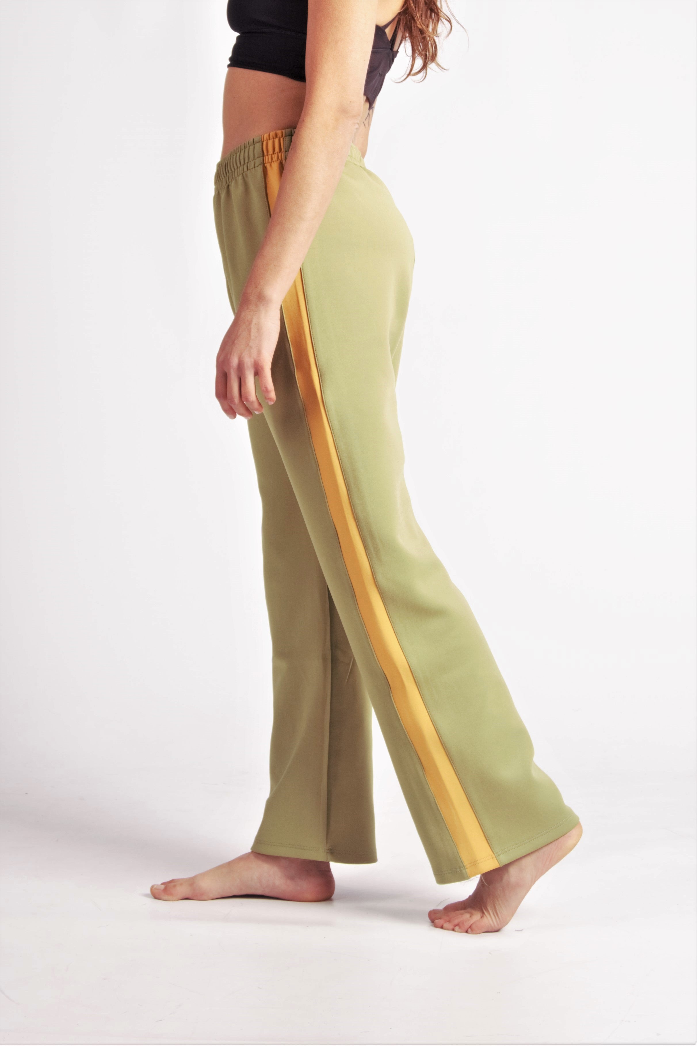 Contemporary Dance Pants es un pantalón de danza técnico unisex para entrenamiento de baile, danza contemporánea, acrobacia, yoga, artes marciales, pilates y cualquier disciplina vinculada al movimiento. Ideal para el trabajo de suelo, con un tejido resistente, deslizante y super absorbente. Color Caki y Mostaza.