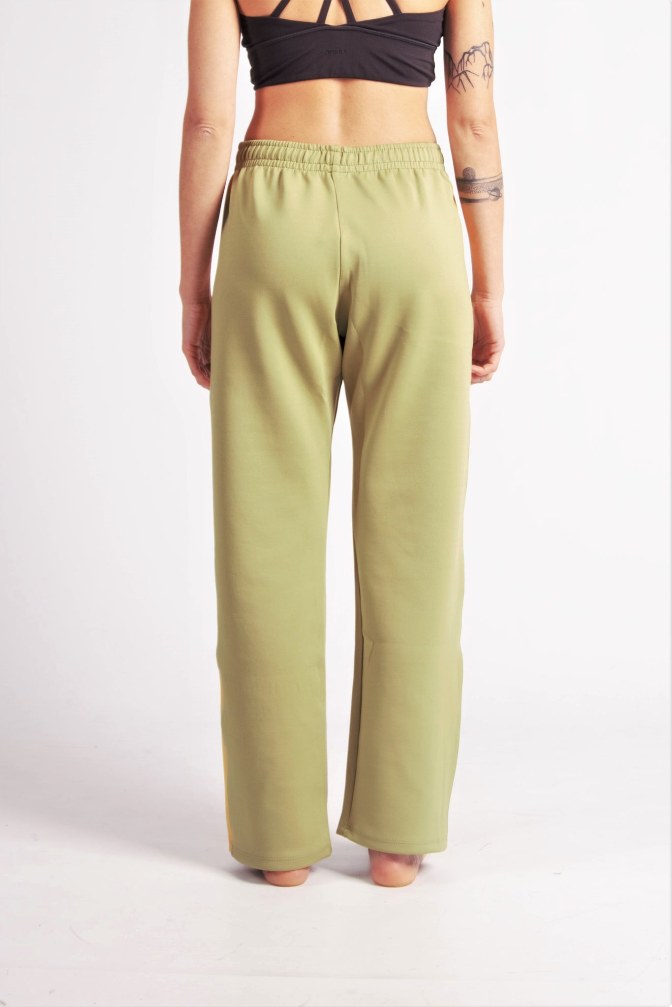 Flying Dance Pants es un pantalón de danza técnico unisex para entrenamiento de baile, danza contemporánea, acrobacia, yoga, artes marciales, pilates y cualquier disciplina vinculada al movimiento. Ideal para el trabajo de suelo, con un tejido resistente, deslizante y super absorbente. Color Caki y Mostaza.