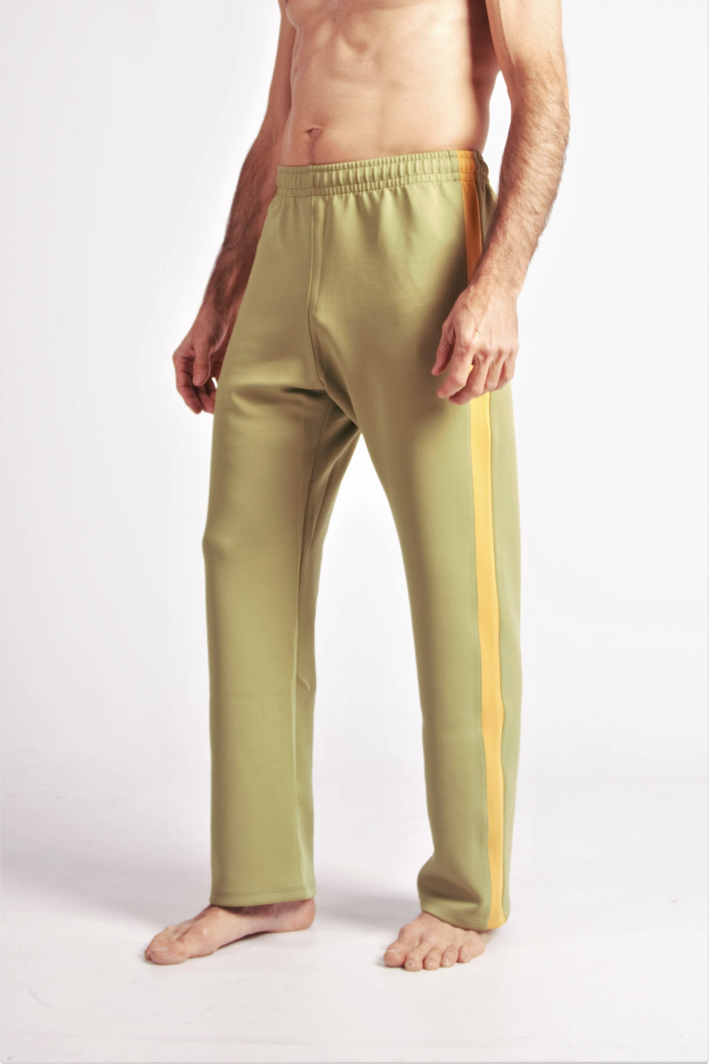 Flying Dance Pants es un pantalón de danza técnico unisex para entrenamiento de baile, danza contemporánea, acrobacia, yoga, artes marciales, pilates y cualquier disciplina vinculada al movimiento. Ideal para el trabajo de suelo, con un tejido resistente, deslizante y super absorbente. Color Caki y Mostaza.