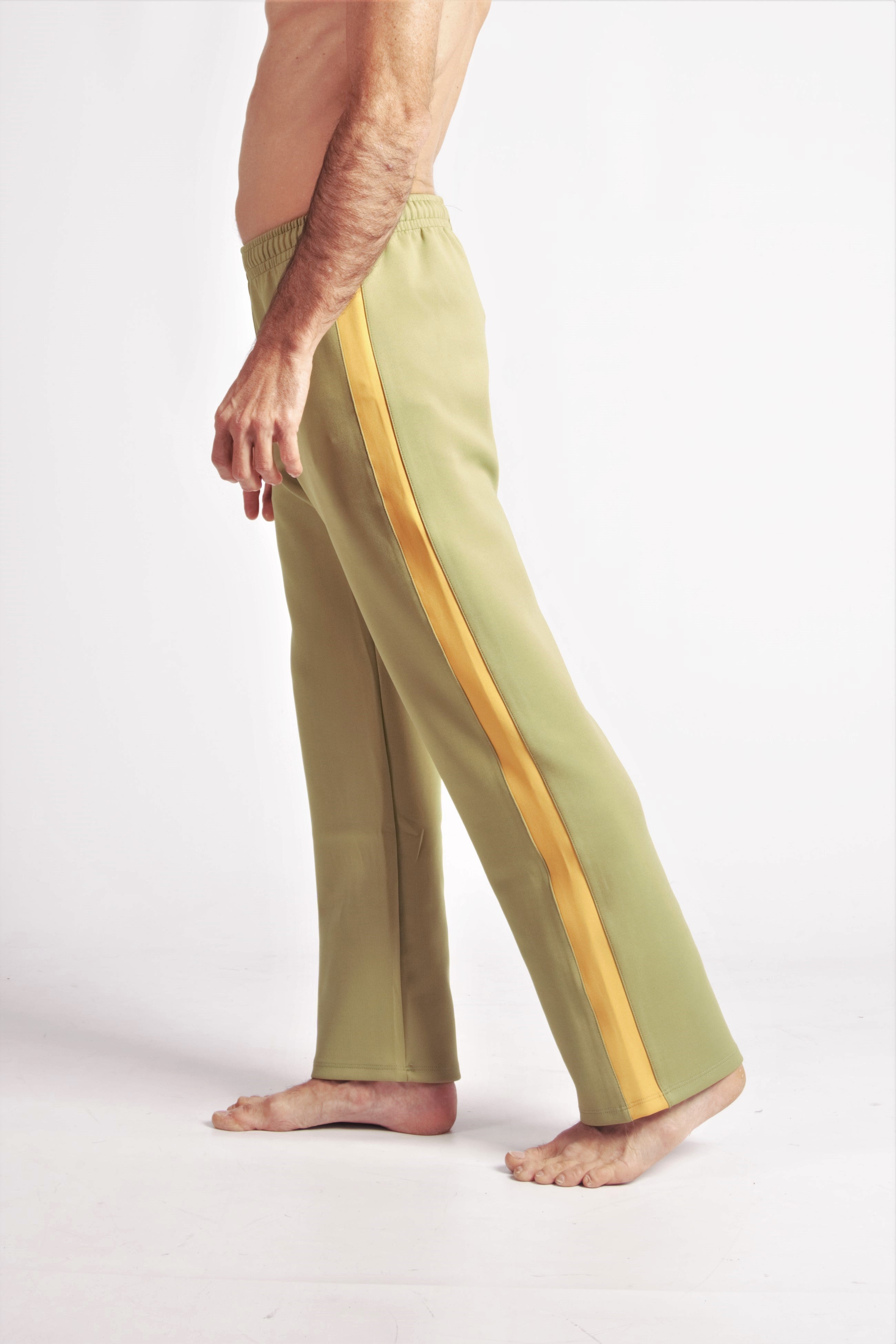 Flying Dance Pants es un pantalón de danza técnico unisex para entrenamiento de baile, danza contemporánea, acrobacia, yoga, artes marciales, pilates y cualquier disciplina vinculada al movimiento. Ideal para el trabajo de suelo, con un tejido resistente, deslizante y super absorbente. Color Caki y Mostaza.