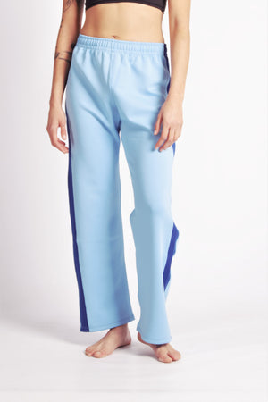 Flying Dance Pants es un pantalón de danza técnico unisex para entrenamiento de baile, danza contemporánea, acrobacia, yoga, artes marciales, pilates y cualquier disciplina vinculada al movimiento. Ideal para el trabajo de suelo, con un tejido resistente, deslizante y super absorbente. Color Celeste y Azul.